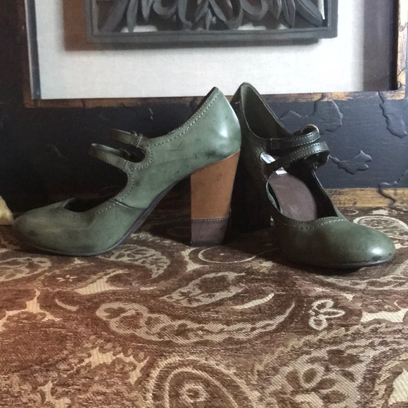 👠American Eagle Heels H25 - Picture 2 of 4